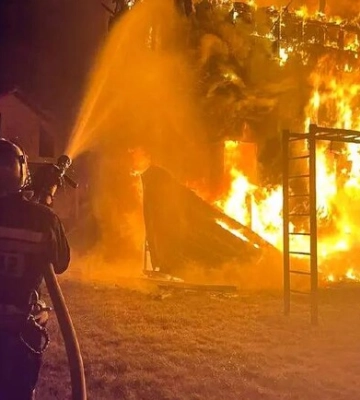 В Киевской области молния попала в жилой дом — огонь охватил почти 250 квадратных метров