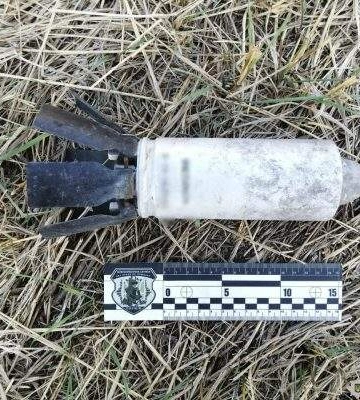 На полі в Миколаївській області вибухотехніки вилучили касетні боєприпаси
