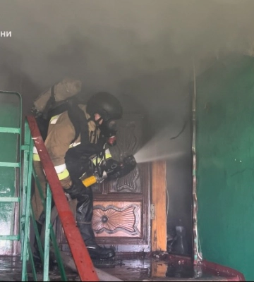 Внаслідок атаки армії РФ у Кураховому в одній з квартир спалахнула пожежа: деталі