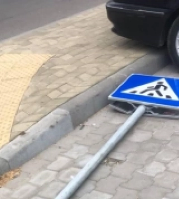 У Луцьку водій збив дорожній знак і втік
