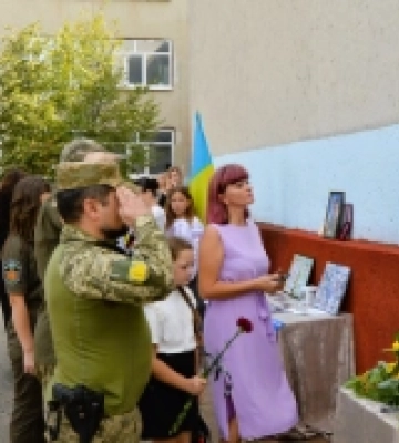 У закладі освіти міста Білгород-Дністровський відкрили меморіальну дошку загиблому випускнику 