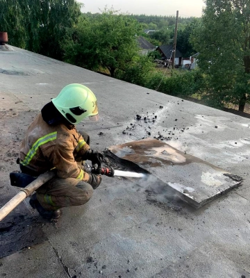 У Тростянці ліквідували пожежу на покрівлі гаража