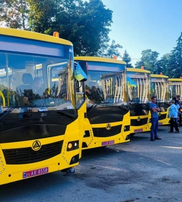 Десять громад Одещини отримали нові шкільні автобуси: два з них їдуть до Кілії та Вилкового
