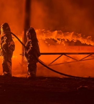 Гасили сотні рятувальників. Через атаку РФ на Франківщині сталася пожежа на промисловому підприємстві