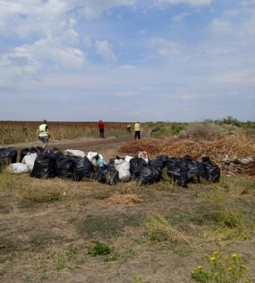 На Одещині у недіючому кар’єрі влаштували незаконне сміттєзвалище