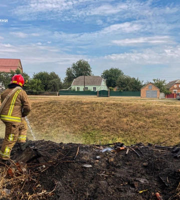У Тростянці ліквідували пожежу на покрівлі гаража