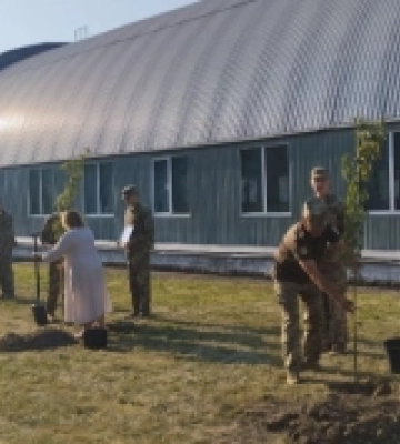 На території військового ліцею в Острозі заклали Алею пам’яті полеглих випускників. ФОТО