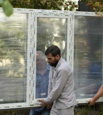 Полтавці, які постраждали від ракетного удару, безоплатно отримали вікна