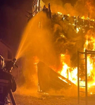 Під Києвом блискавка підпалила будинок (ФОТО)