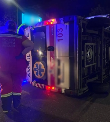 В Киеве &quot;скорая&quot; попала в ДТП, движение затруднено