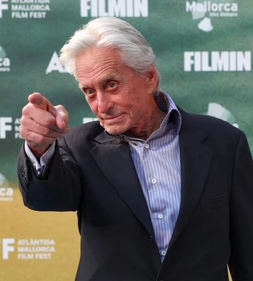 Легендарний Майкл Дуглас знову підтримав Україну і закликав світ допомагати українцям