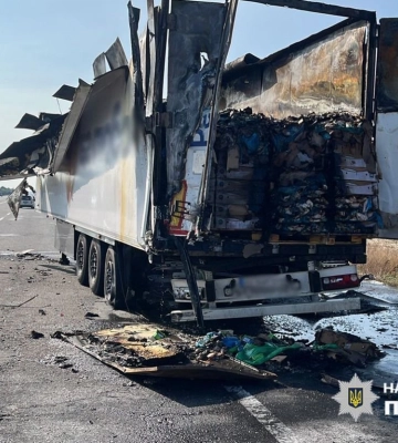 На трасі під Одесою зіткнулися вантажівки: постраждала одна людина, транспорт згорів