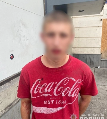 У Дніпрі чоловік напав на військового та простого перехожого