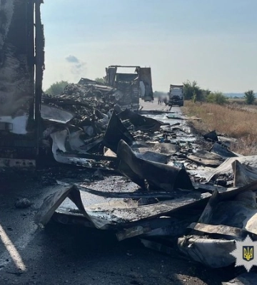 На Одещині через ДТП загорілися дві вантажівки, є травмований