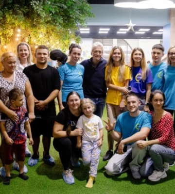Майкл Дуглас відвідав дитячий простір на Центральному залізничному вокзалі у Києві