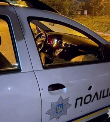 На Хмельниччині затримали зловмисника, який поранив поліцейського і пошкодив два авто