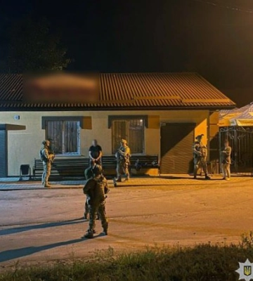 На Хмельниччині чоловік розстріляв два службових авто та поранив поліцейського і цивільного
