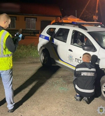 На Хмельниччині чоловік стріляв у поліцейських з автомата, є поранені