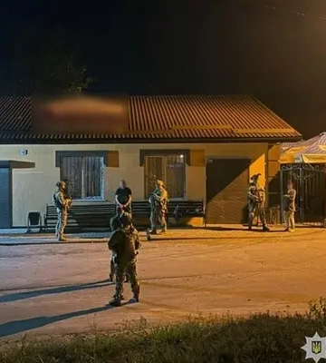 У Хмельницькій області п’яний водій обстріляв автомобілі поліцейських та важко поранив правоохоронця