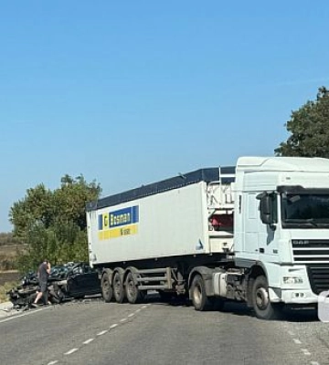 Неподалеку Кривого Рога произошла автокатастрофа с участием грузовика