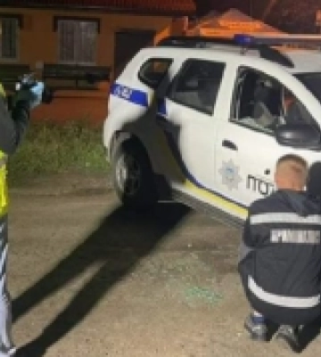 На Хмельниччині чоловік розстріляв поліцейські авто з автомата