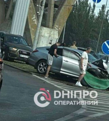Дніпрі Honda влетіла у дерево