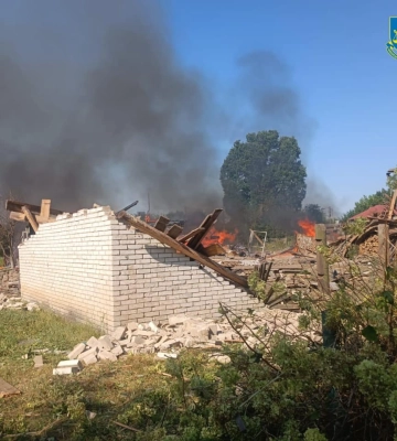 Війська РФ вдарили двома бомбами по Ямполю, пошкоджені житлові будинки