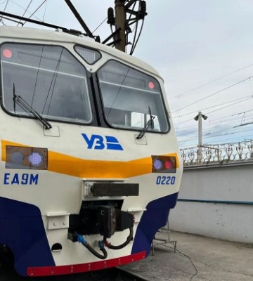 Біля столично Русанівки людина потрапила під потяг: електричка затримується