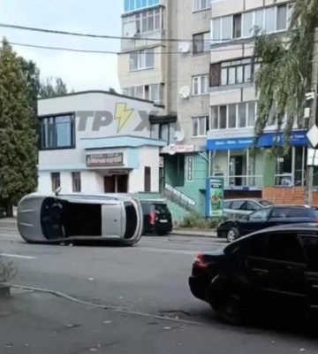 У Рівному легковик перекинувся на бік: люди ринули на допомогу (ВІДЕО)
