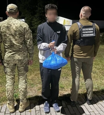 Чоловік пів року планував утечу закордон, але дорогою напився і заснув