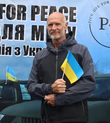 Британські фермери привезли на Львівщину три десятки автомобілів для війська
