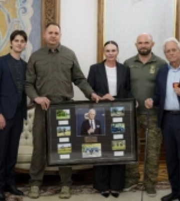 Антикваріат старої школи: українські військові подарували американському актору Майклу Дугласу ключку для гольфу
