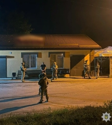 Випустив 60 куль: на Хмельниччині чоловік розстріляв з автомата поліціянтів 