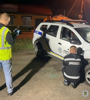 На Хмельниччині КОРД затримав чоловіка, який розстріляв два службових авто та поранив поліцейського і цивільного