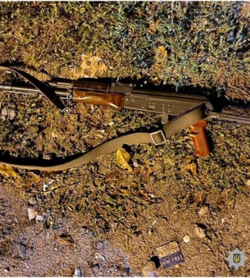 В селі Олешин чоловік розстріляв два службових авто та поранив поліцейського і цивільного