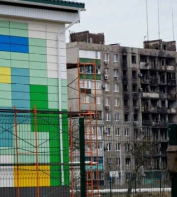 На місці знесених будинків у Маріуполі зводять житло на продаж для росіян