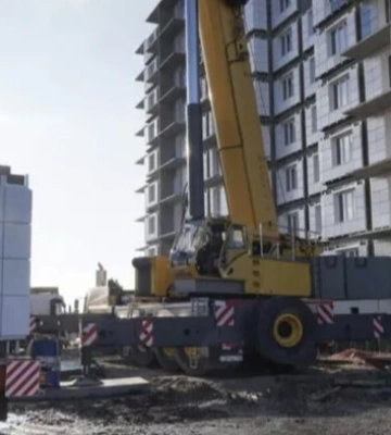 На місці знесених будинків у Маріуполі зводять житло на продаж для росіян
