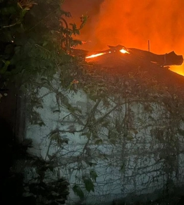 Внаслідок ворожих атак у Нікополі спалахнула пожежа, постраждало двоє людей