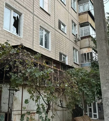 Внаслідок ворожих атак у Нікополі спалахнула пожежа, постраждало двоє людей