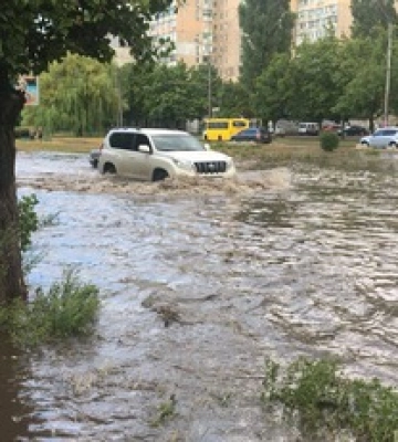 Одесса ушла под воду: машины тонут на улицах, вода залила магазины и ТРЦ