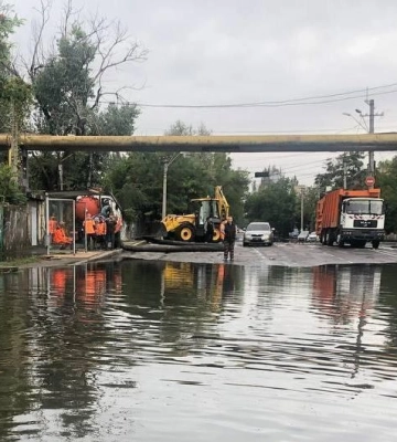 Одесу і Чорноморськ накрила потужна злива, частина вулиць затоплена