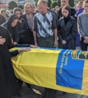 У Корці зустріли траурний кортеж із тілом загиблого захисника