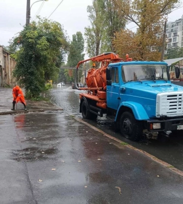 Люди спасаются на крышах автомобилей: Одесса "поплыла" из-за ливня