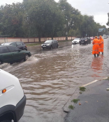 Зранку в Одесі випала майже півмісячна норма опадів: які вулиці затопило
