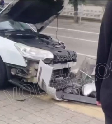 У Луцьку біля ринку авто в’їхало стовп. Відео
