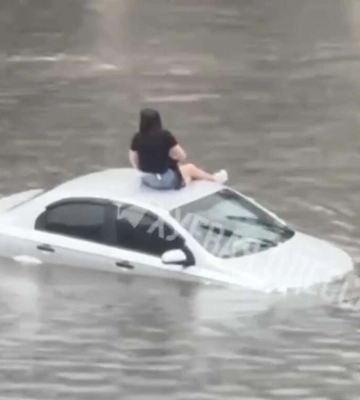 Одесса под водой: ливень затопил улицы и дома (фото, видео)