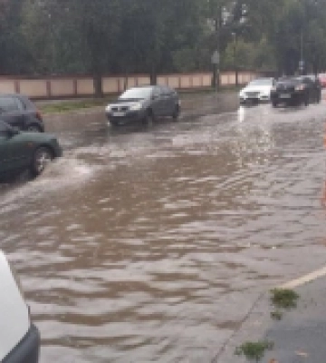 В Одесі випала майже півмісячна норма опадів, злива підтопила вулиці