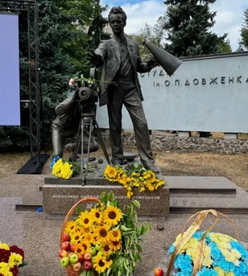 У Києві відкрився пам'ятник українському кінорежисеру Олександру Довженку 