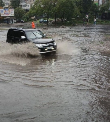 Злива в Одесі: на деяких вулицях ускладенений рух транспорту