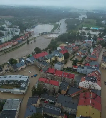 Одне із польських міст під загрозою затоплення: оголошено евакуацію населення (фото, відео)